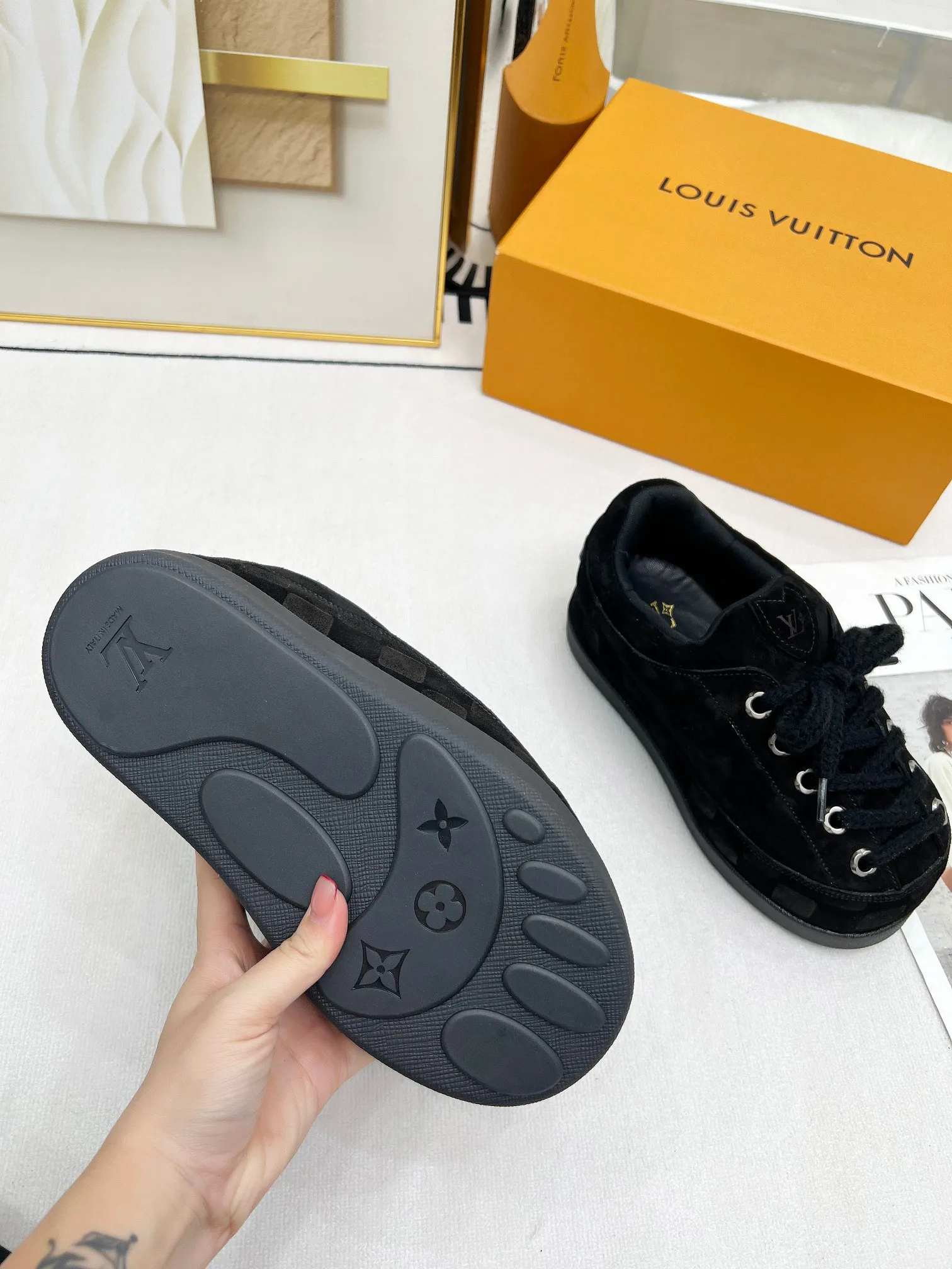 👟👟Ex-factory price 660👟👟 louis vuitton (Louis Vuitton/lv)🔍Autumn and winter~Ugly little chubby, new shoe style YETI🔥🔥🔥🔥 Super street-style bread shoes are here! ! ! Chubby is so cute~💞 What a great tool for showing off slim legs! The inner height is increased by 5 cm, the legs are longer and thinner, and the beef tendon bottom is super comfortable, suitable for couples 💞💞💞💞 Fabric: imported high mercerized ox velvet embossed craftsmanship Number of yards: 35-45 yards (46🉑custom-made, non-returnable)